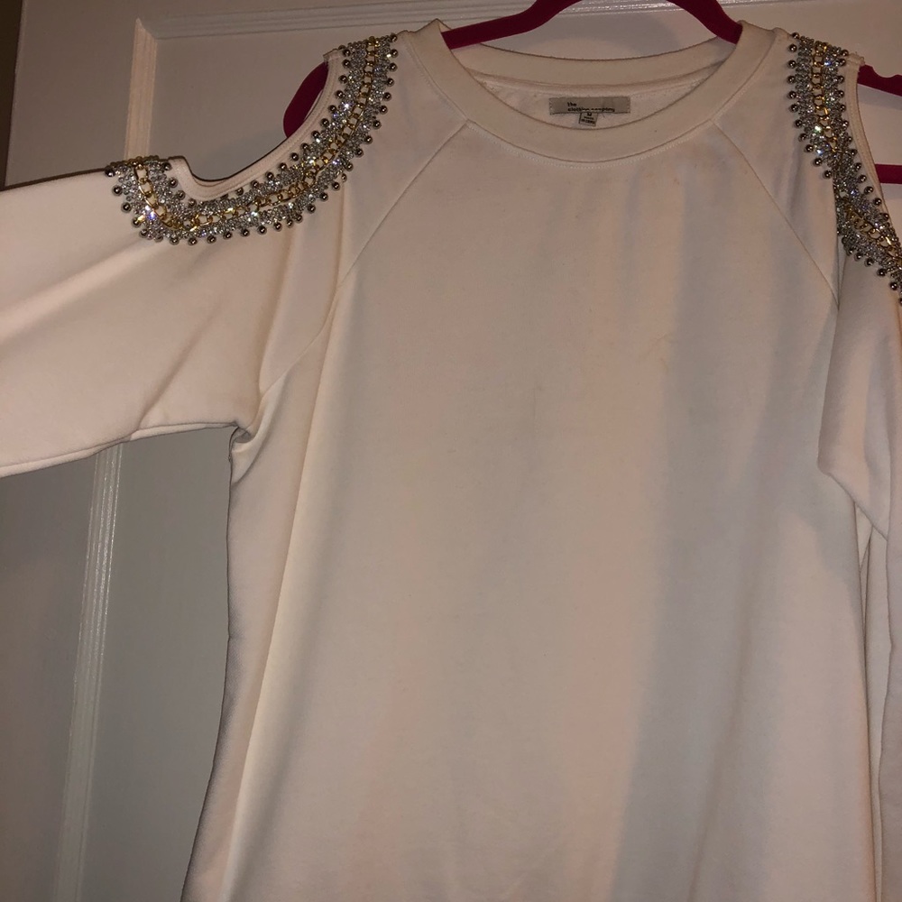 Shoulder rhinestone sweater.